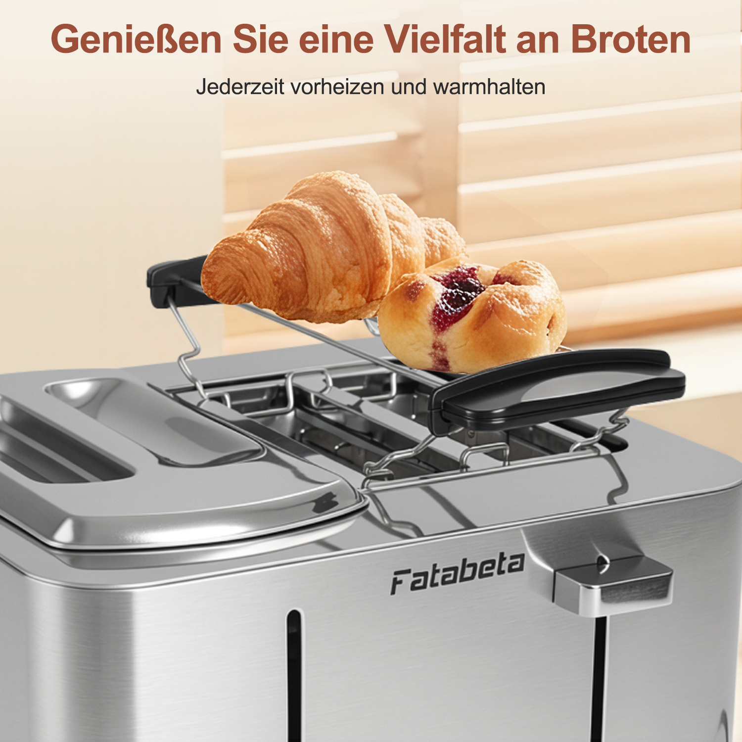 Ein silberner Toaster mit einem Croissant und einem süßen Brötchen auf dem Rost.