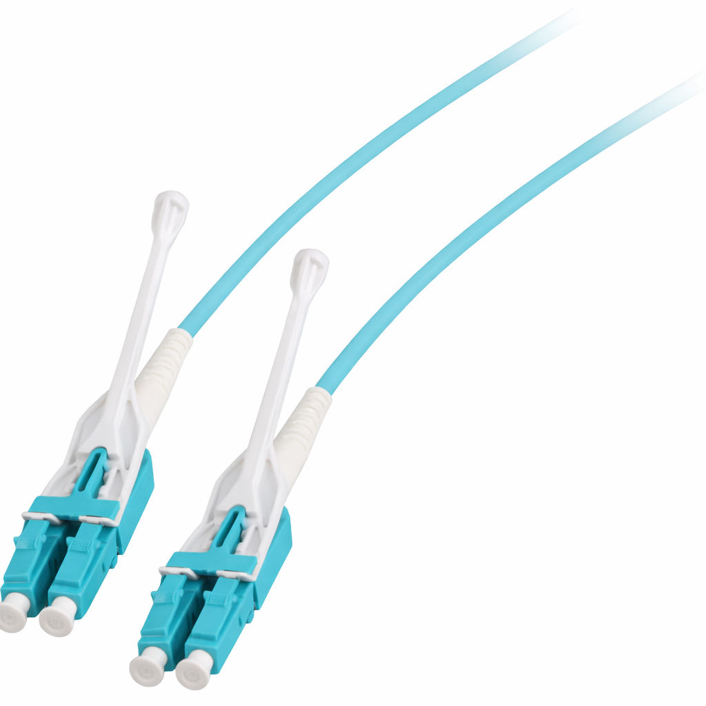 Due cavi in fibra ottica blu con connettori bianchi e turchesi su sfondo bianco.