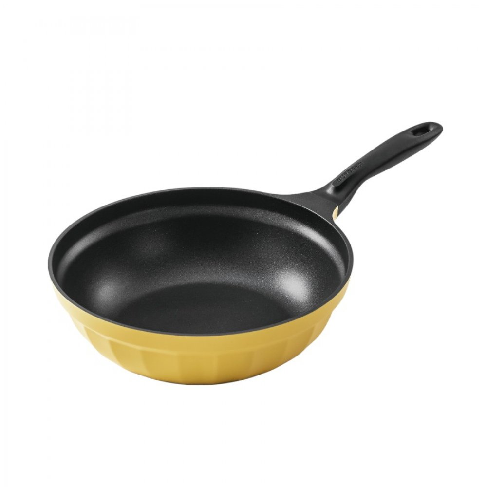 Żółta patelnia z czarnym wnętrzem i uchwytem non-stick.