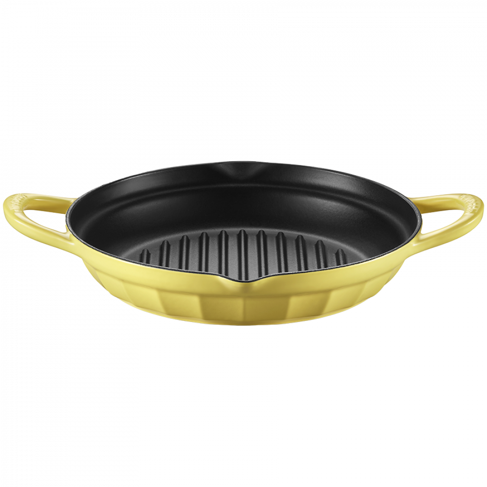 Żółta patelnia grillowa z czarnymi żeberkami i uchwytami na czarnym tle.