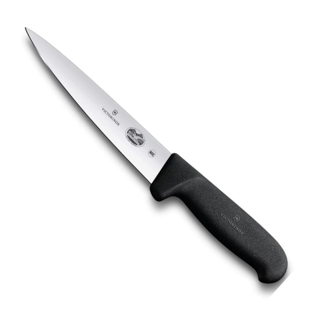 Siyah saplı keskin bir Victorinox şef bıçağı beyaz zemin üzerinde duruyor.
