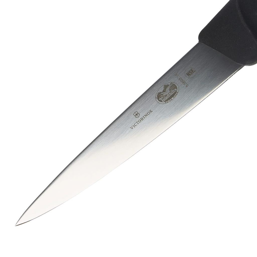 Siyah saplı ve gümüş bıçaklı keskin bir Victorinox bıçağı.