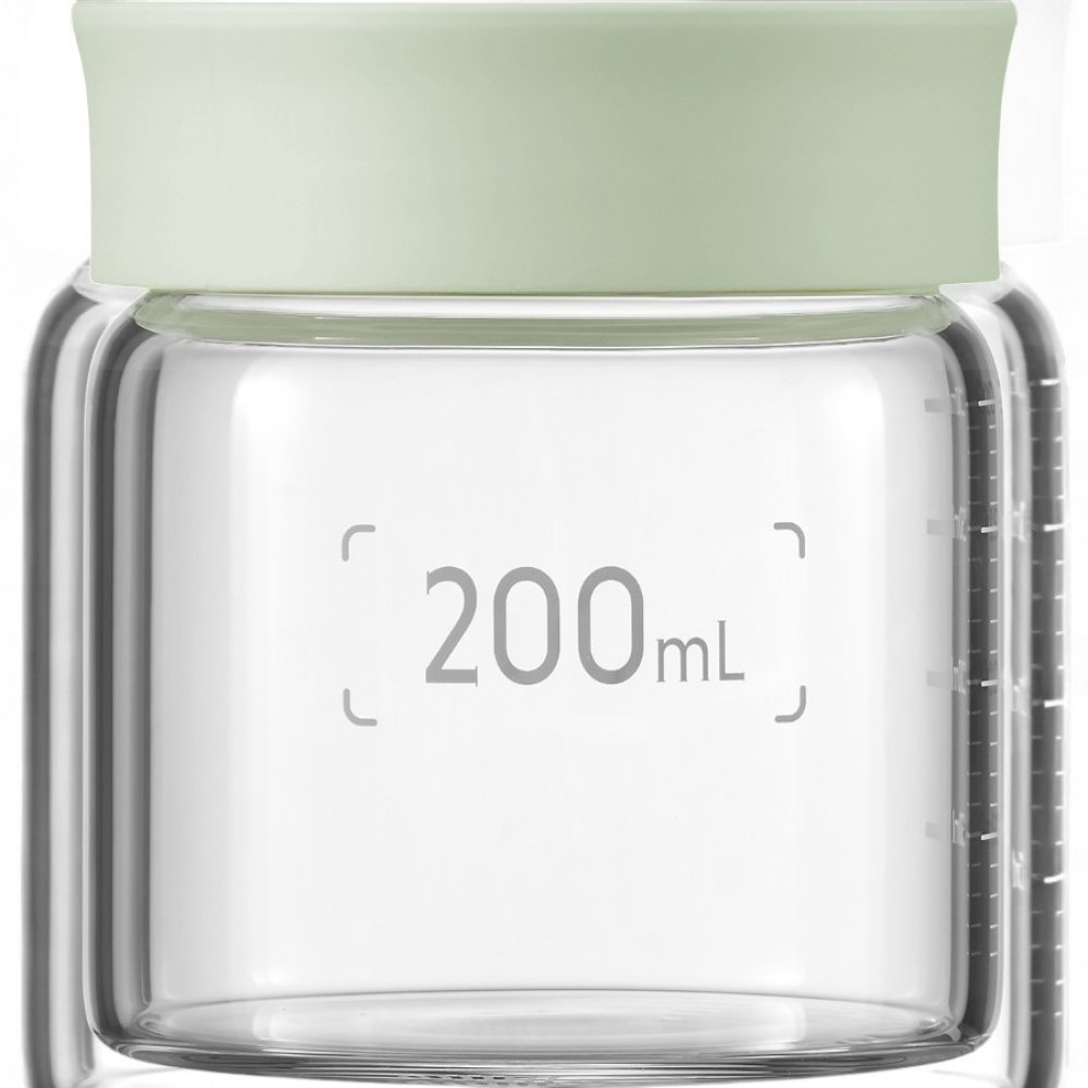 Przezroczysty szklany pojemnik z jasnozieloną pokrywką, oznaczony na 200 ml.