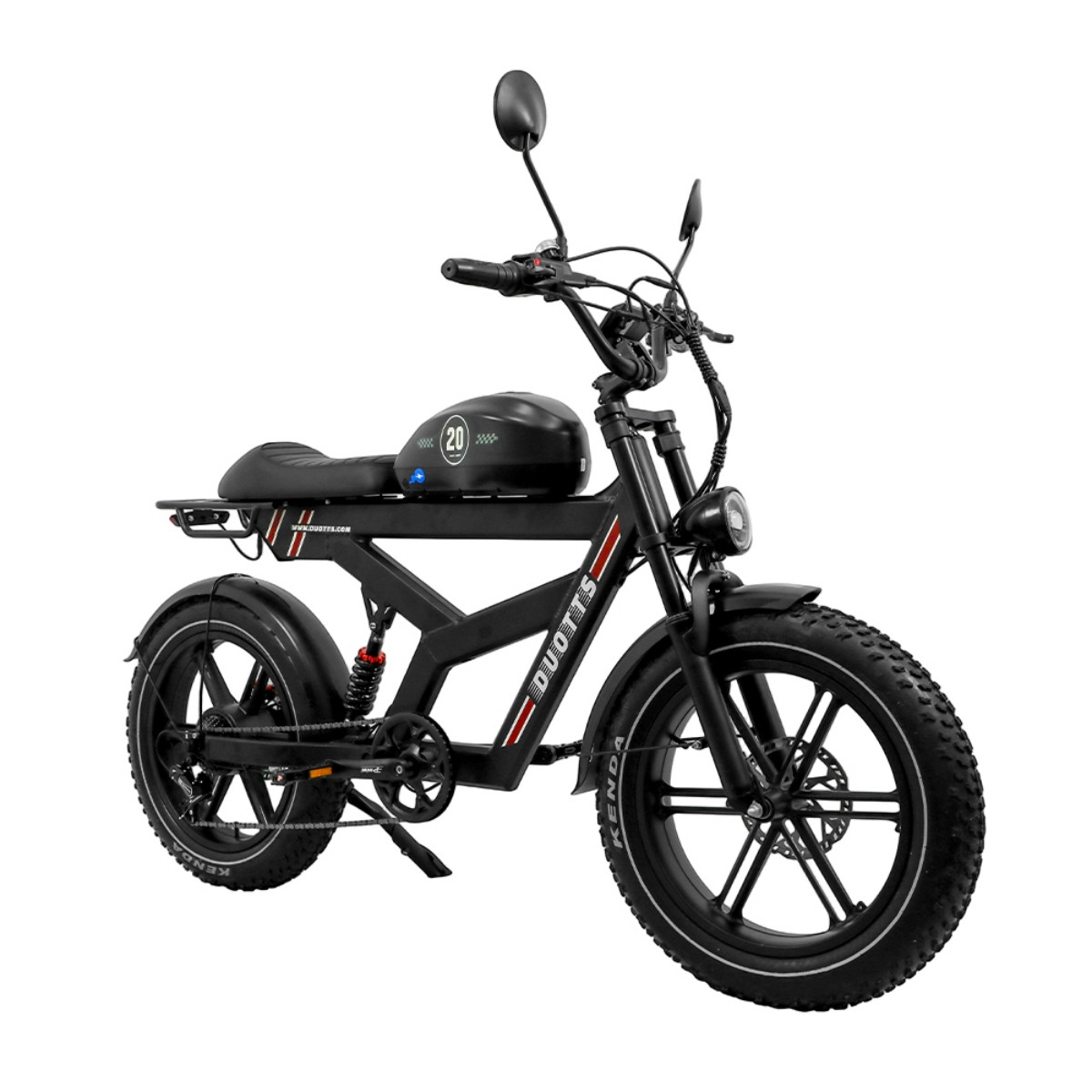 Czarny rower elektryczny typu fat bike z czarnym siodłem, czarnymi oponami, białe tło.