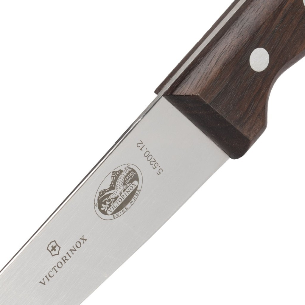 Ahşap saplı ve metal bıçaklı Victorinox bıçağının yakın çekimi.