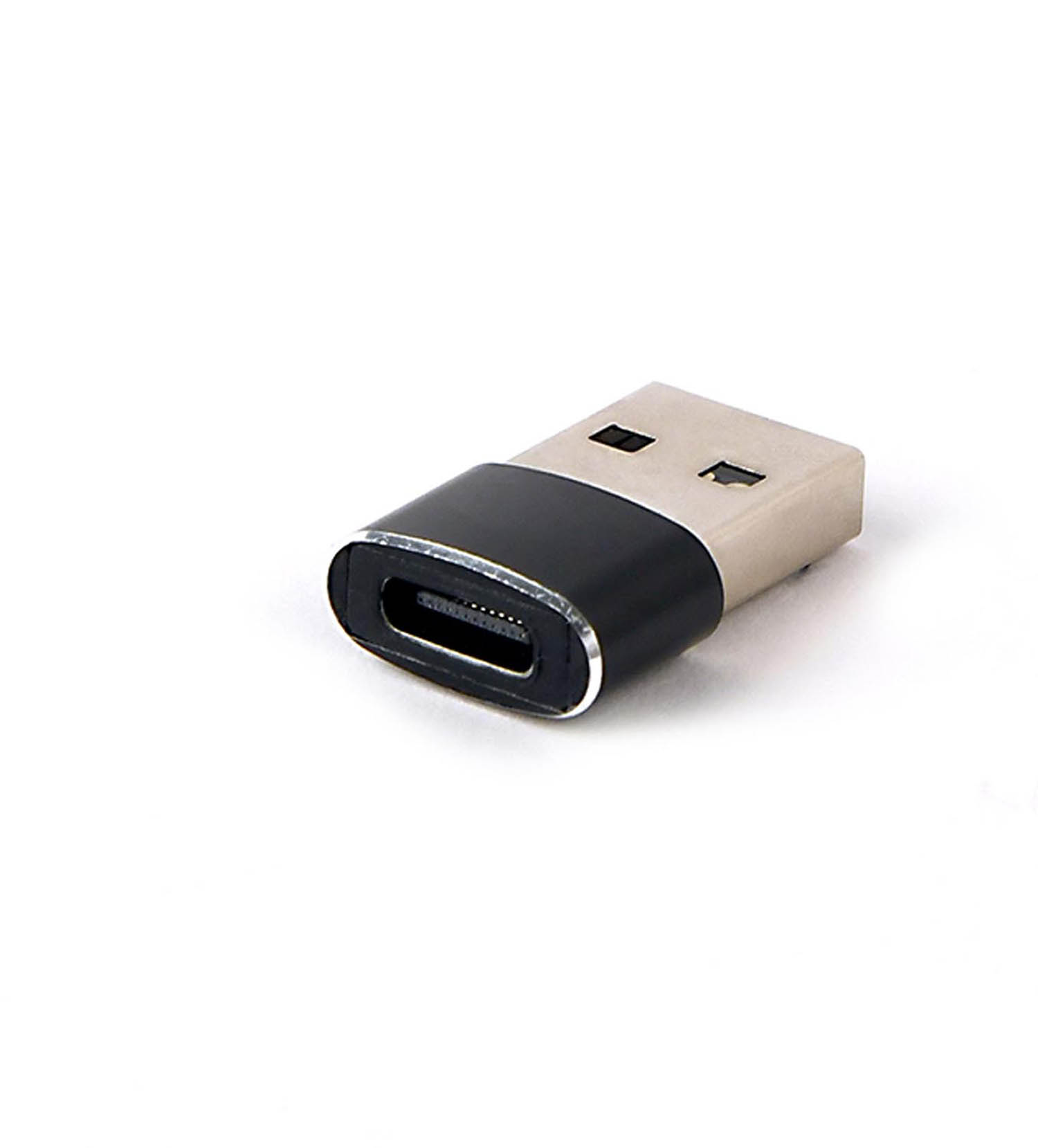 Ein USB-C-Adapter mit schwarzem und silbernem Gehäuse auf weißem Hintergrund.
