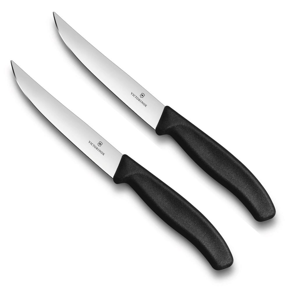 Siyah saplı ve gümüş bıçaklı iki Victorinox bıçağı beyaz zeminde sergileniyor.