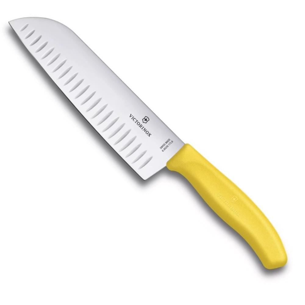 Hollow-edge bıçaklı, sarı saplı bir Victorinox santoku bıçağı.