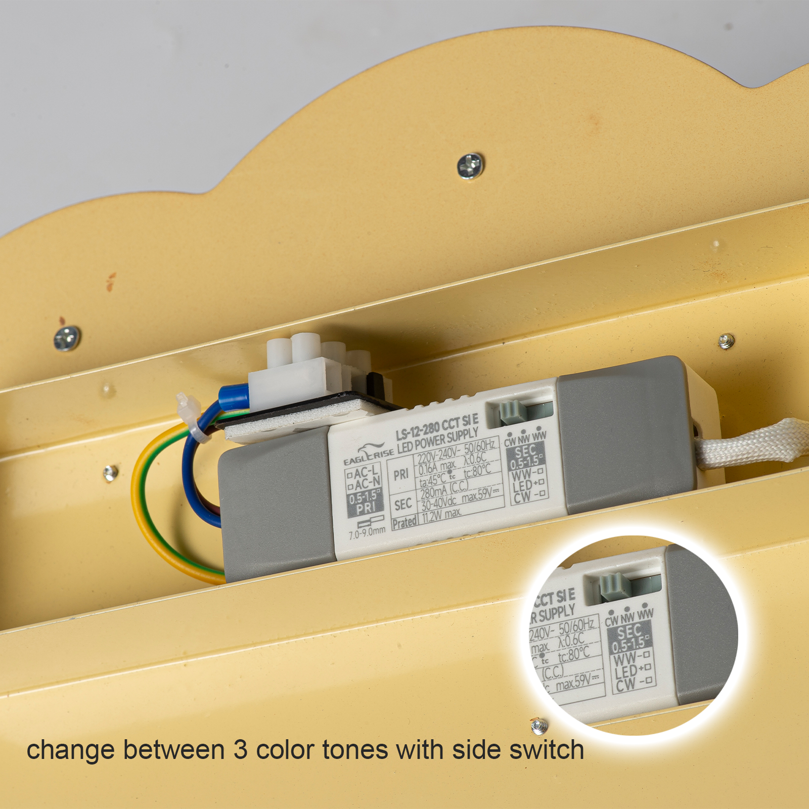 Carcasa amarilla con fuente de alimentación LED y cables. Texto: 'cambiar entre 3 tonos de color con interruptor lateral'.