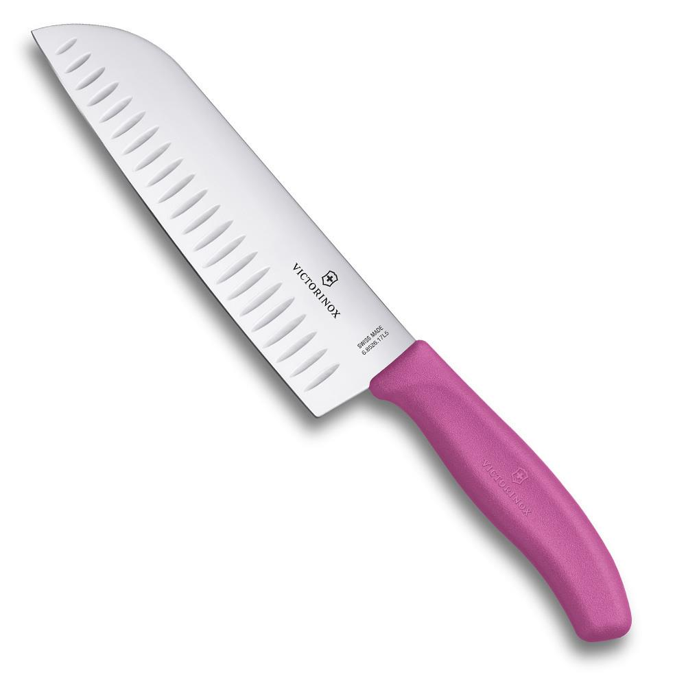 Pembe saplı, Granton kenarlı ve yivli bıçaklı bir Victorinox santoku bıçağı.