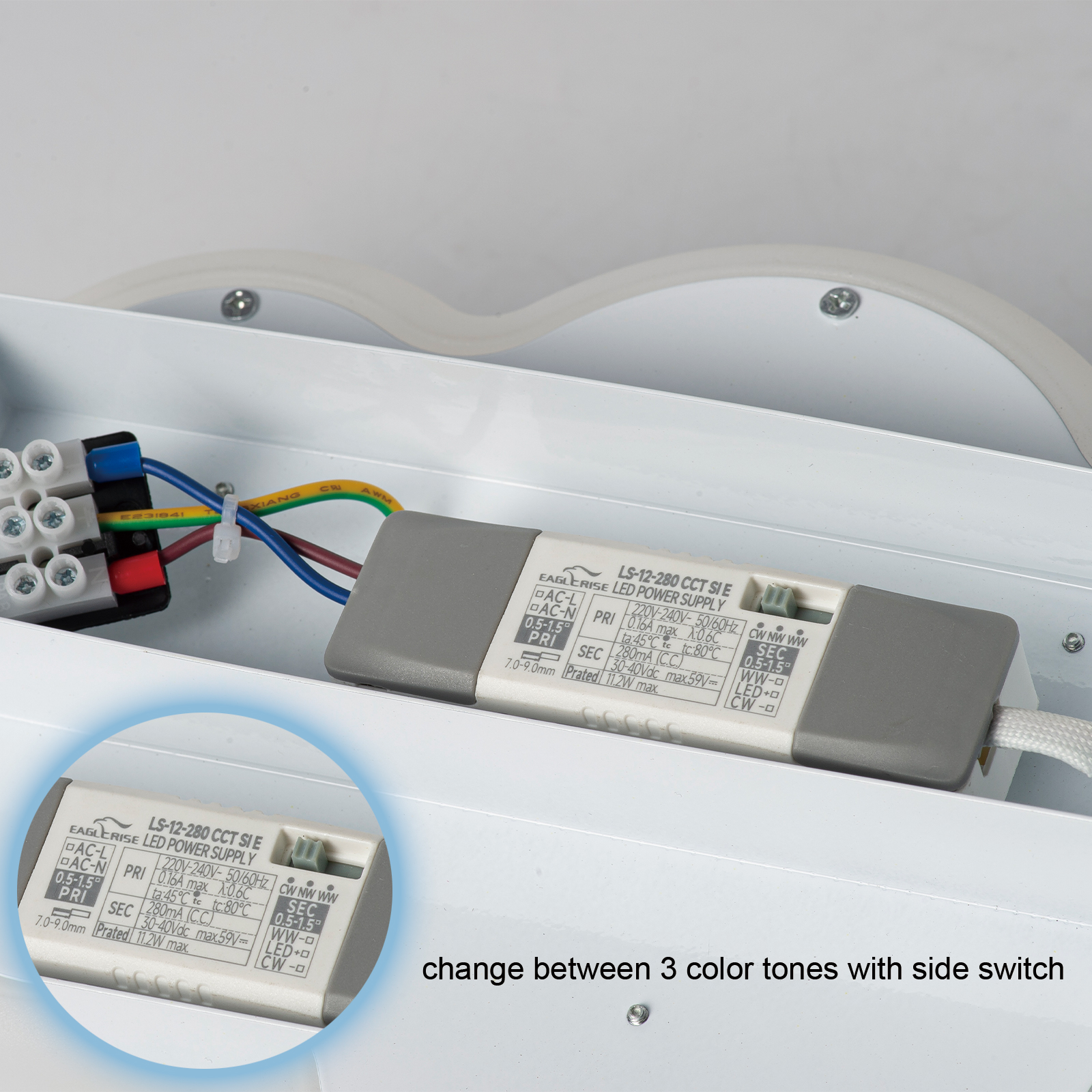 Fuente de alimentación LED con interruptor de 3 tonos, cables visibles.