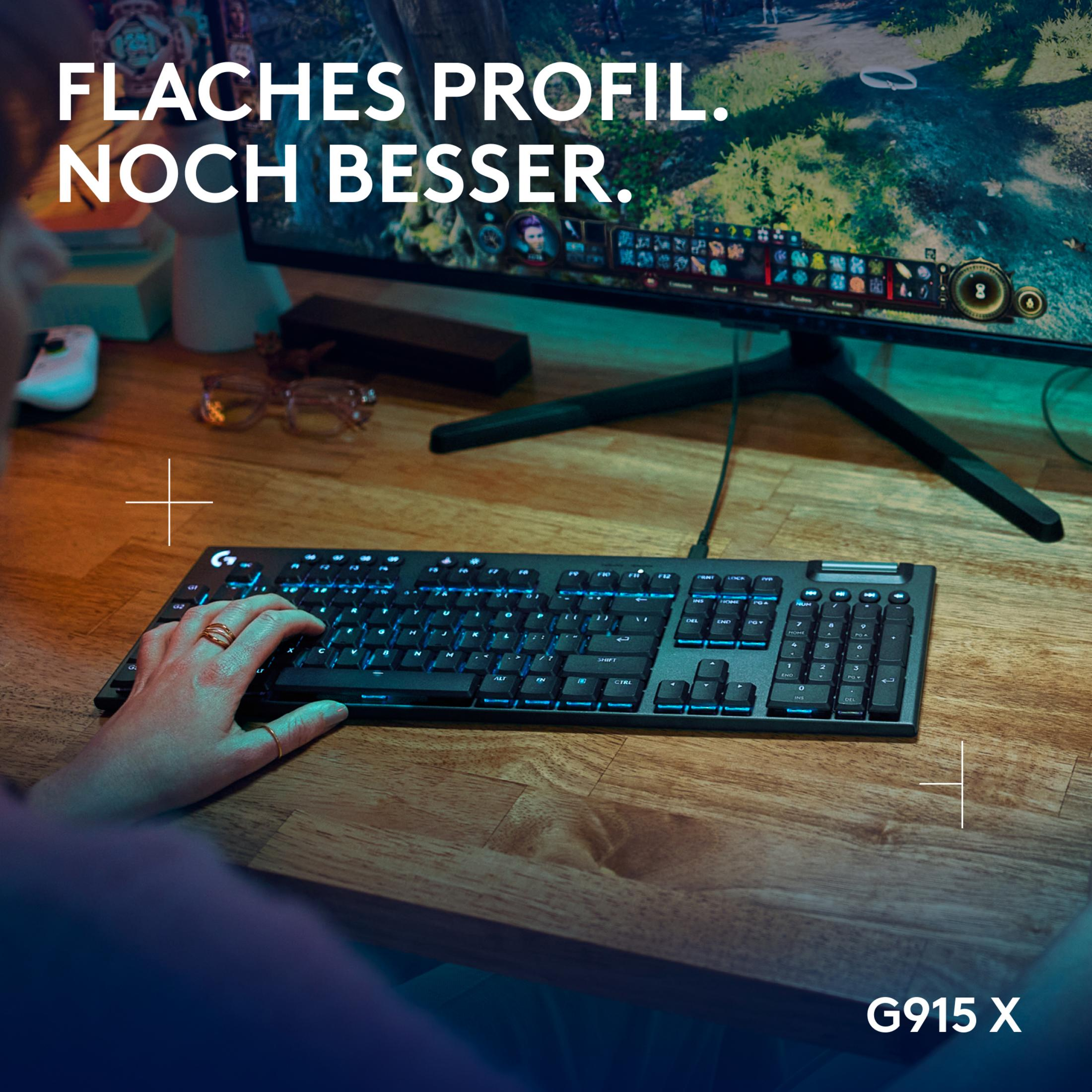 Eine Person tippt auf einer beleuchteten Tastatur vor einem Computerspielbildschirm.
