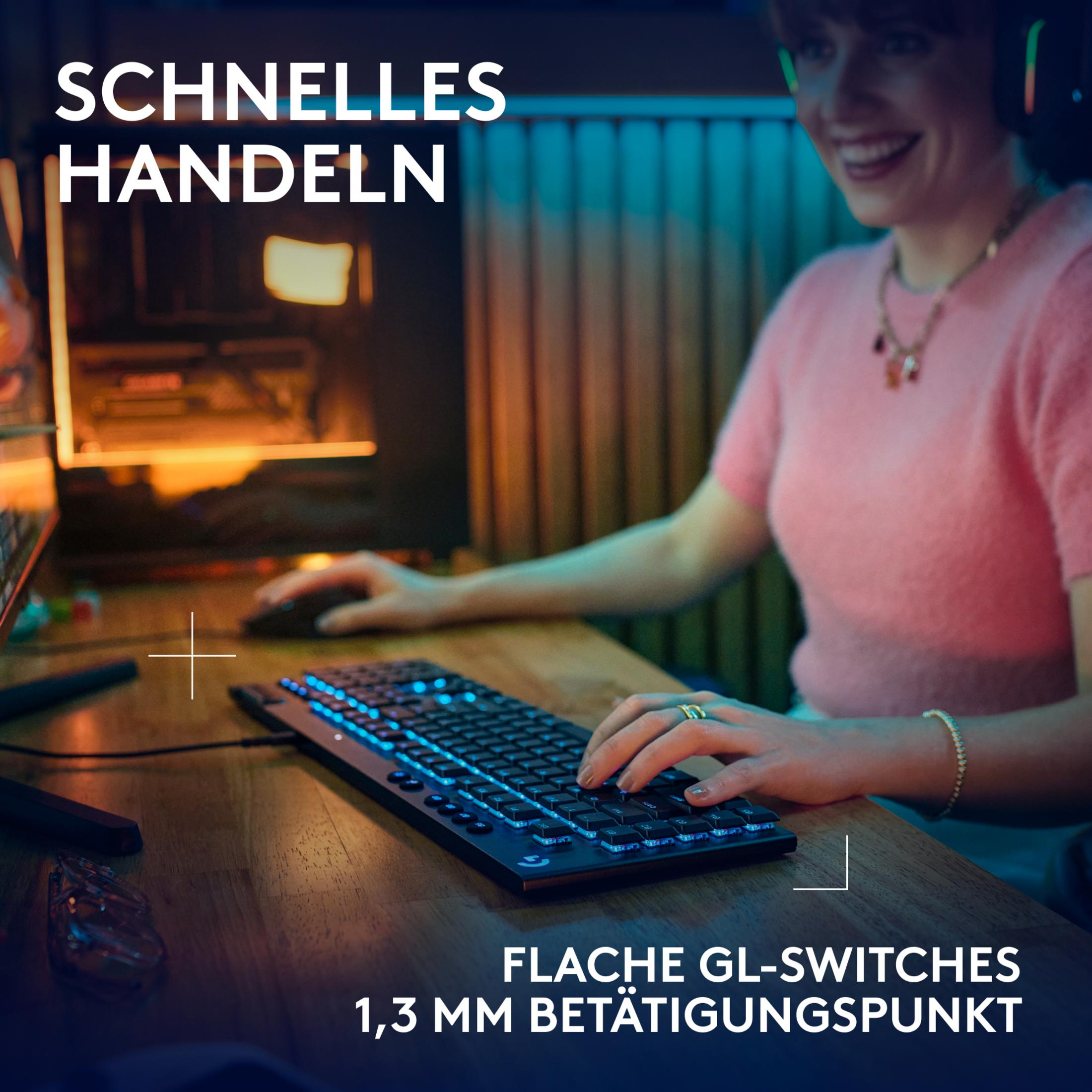 Eine Frau spielt am Computer mit einer beleuchteten Tastatur und Maus.