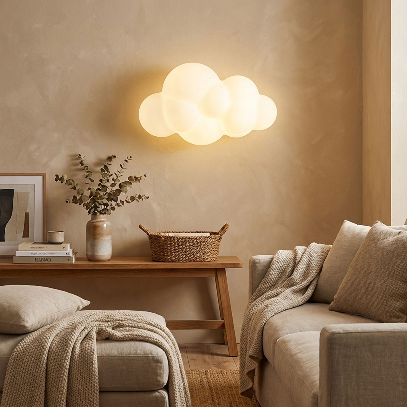 Una lámpara con forma de nube ilumina una sala con sofá, otomana y mesa de madera.