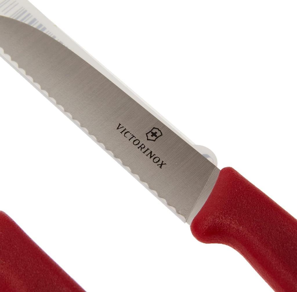 Dişli bıçaklı kırmızı bir Victorinox bıçak sapı.