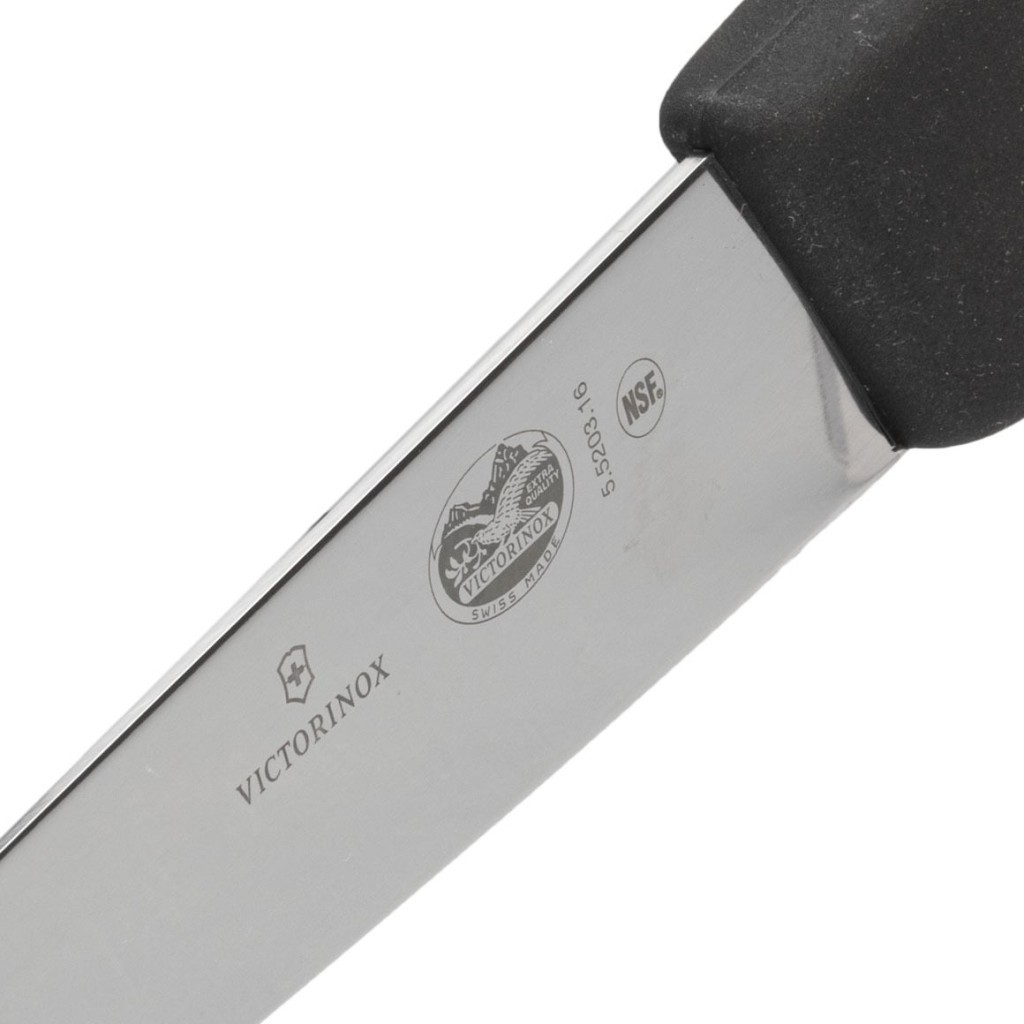 Victorinox logosu ve NSF mührünü gösteren bıçak ağzının yakın çekimi.
