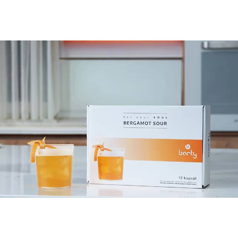 Barty Bergamot Sour kutusu, portakal kabuğuyla süslenmiş iki bardak içecekle.