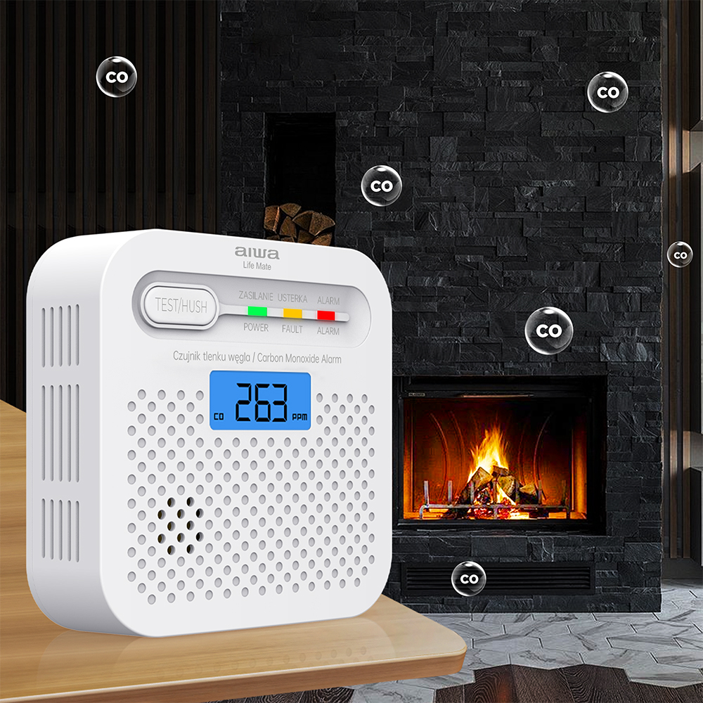 Biały czujnik tlenku węgla pokazuje 263 ppm obok kominka z ogniem.
