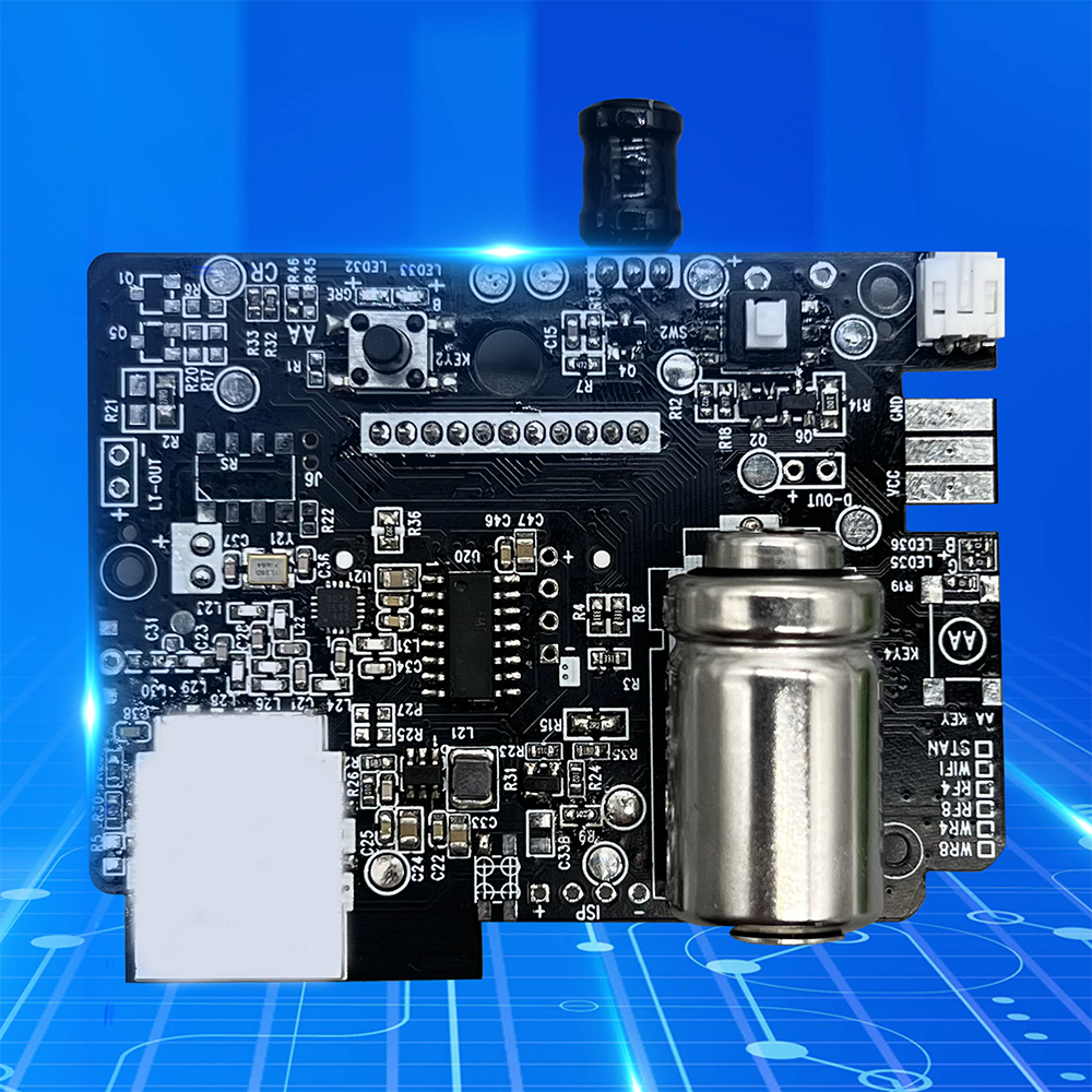 Czarna płytka drukowana z wieloma komponentami, w tym baterią i cewką.