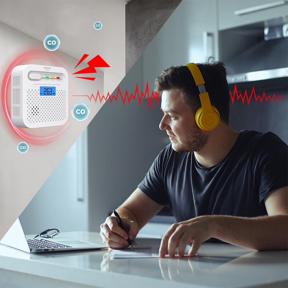 Detektor CO ostrzega przed niebezpieczeństwem, mężczyzna słucha muzyki.