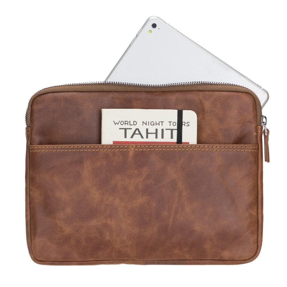 Kahverengi deri kese, üzerinde 'TAHIT WORLD NIGHT TOURS' yazılı beyaz kart ve gümüş tablet.