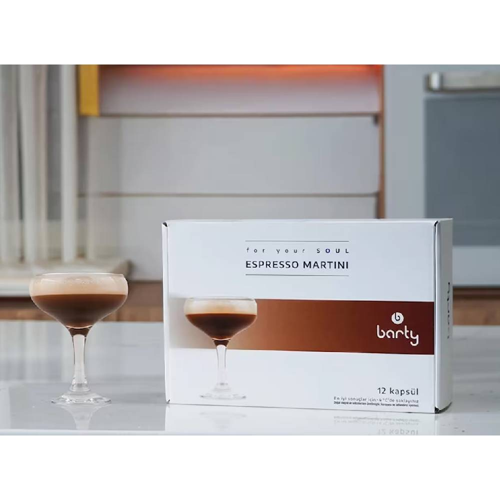 Yanında Barty paketi bulunan iki kadeh Espresso Martini.
