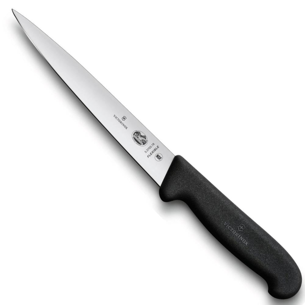 Siyah saplı gümüş Victorinox şef bıçağı beyaz zeminde duruyor.