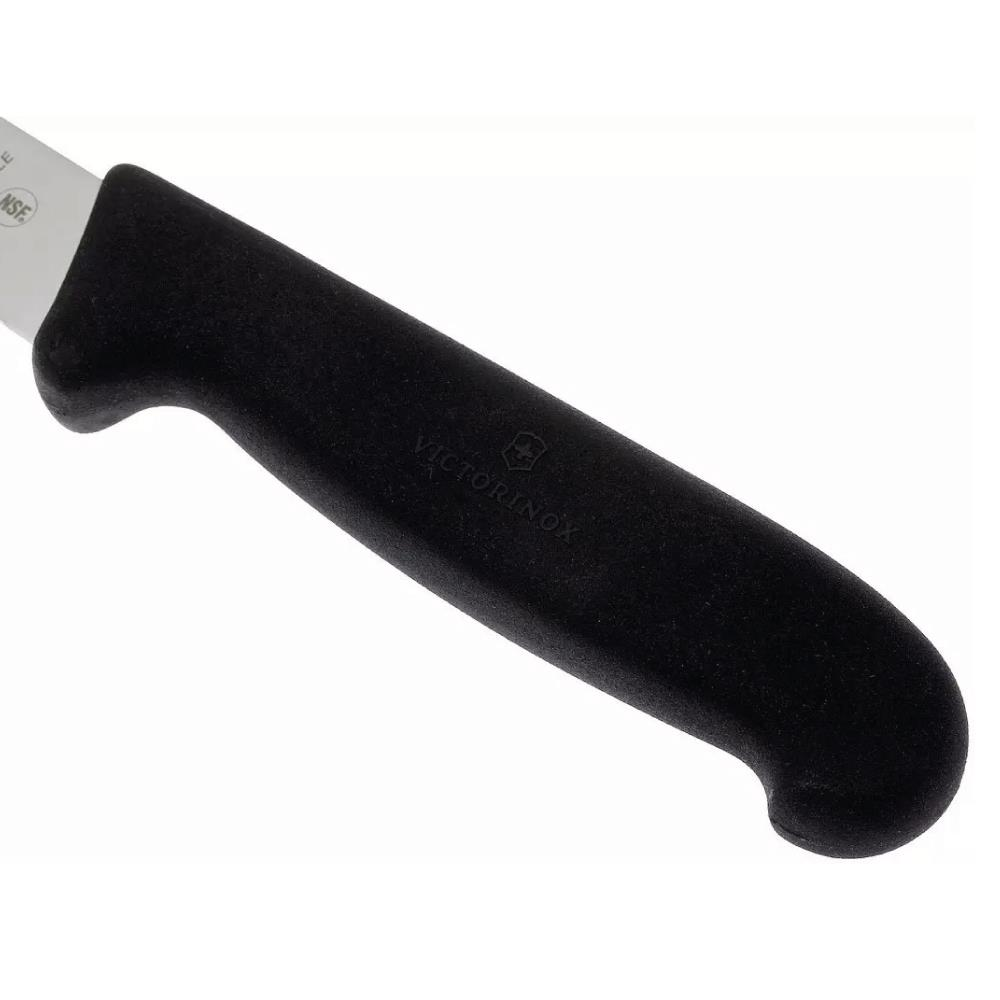 Gümüş bıçaklı ve NSF damgalı siyah Victorinox bıçağının yakın çekimi.