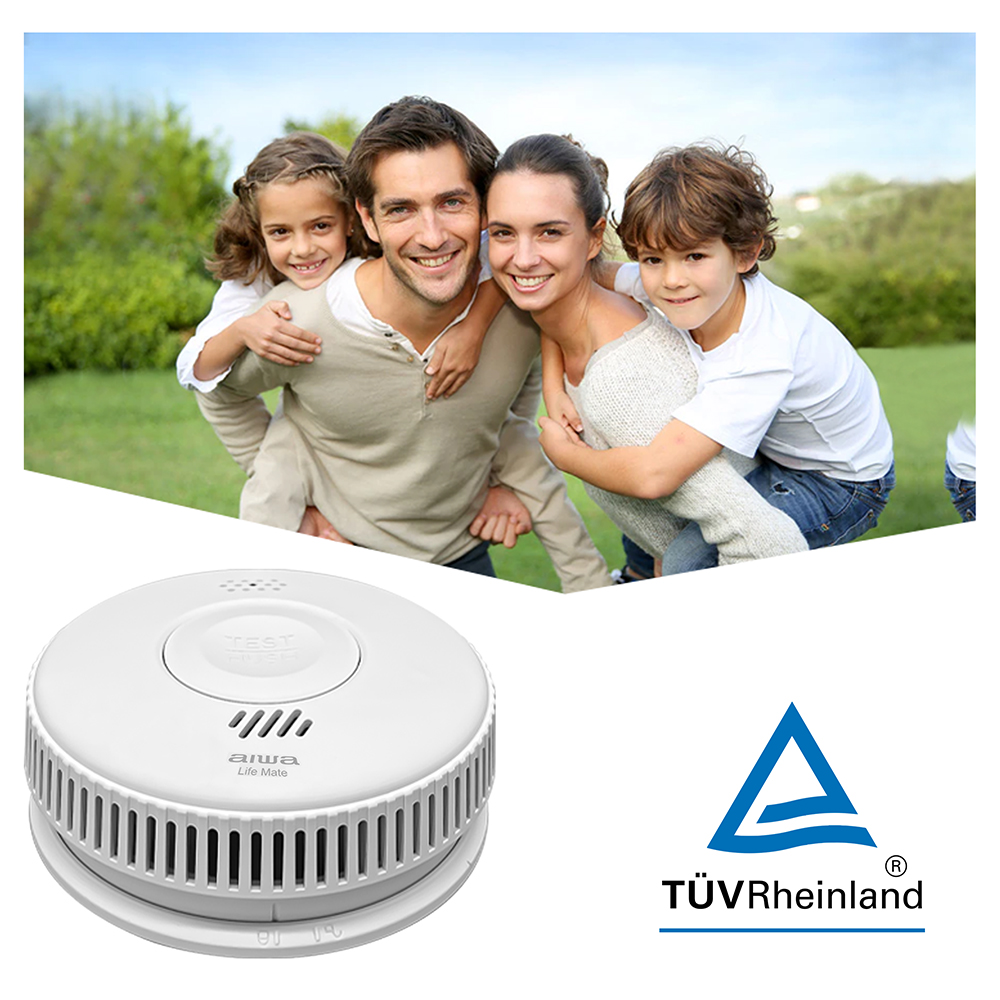 Czujnik dymu z rodziną na zewnątrz, logo TÜV Rheinland.