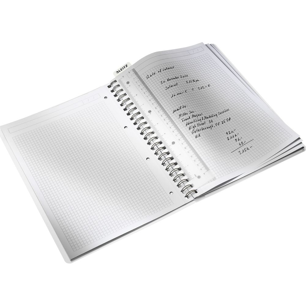 Ein aufgeschlagenes Notizbuch mit karierten Seiten, ein Lineal und handschriftliche Notizen.