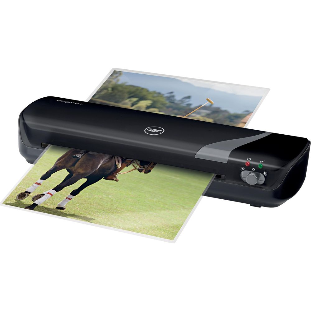 Ein schwarzer Aktenlaminator mit zwei bedruckten Dokumenten, die hinein- und herausragen.