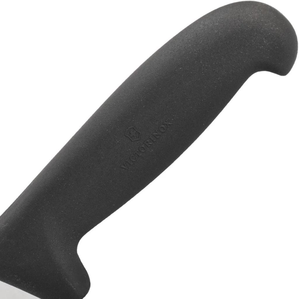 Beyaz arka plan üzerinde kabartmalı logolu siyah Victorinox bıçak sapı.