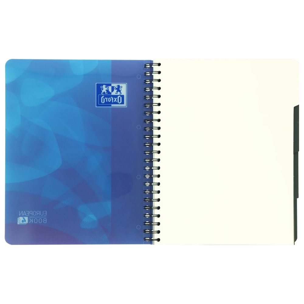 Ein aufgeschlagenes Notizbuch mit blauer, abstrakter Musterung auf der linken Seite.