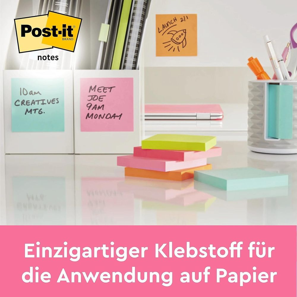 Post-it Notes auf einem Schreibtisch mit Notizen und Stiften.