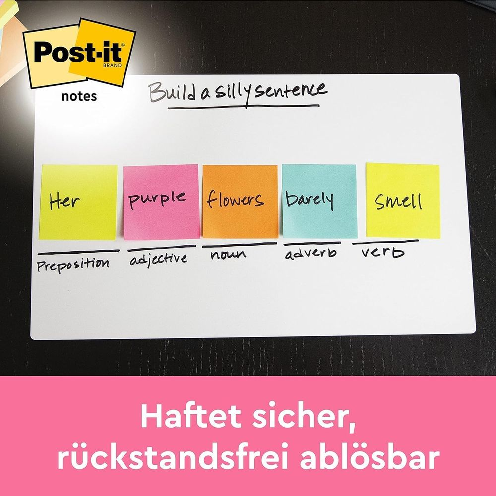 Post-it Notizen mit Wörtern zur Satzbildung: Her, lila, Blumen, kaum, riechen.