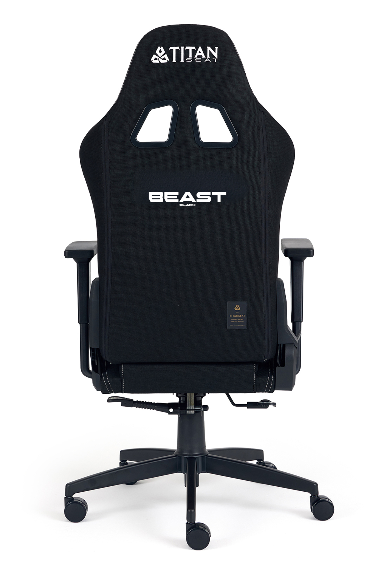 Titan logosu ve "BEAST" yazılı siyah oyuncu koltuğu.