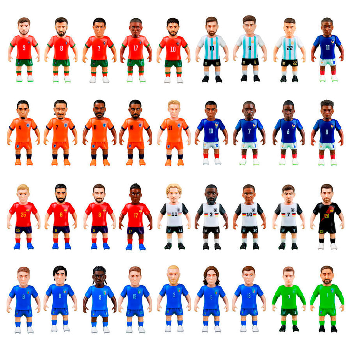 Filas de jugadores de fútbol de juguete con uniformes y números variados.