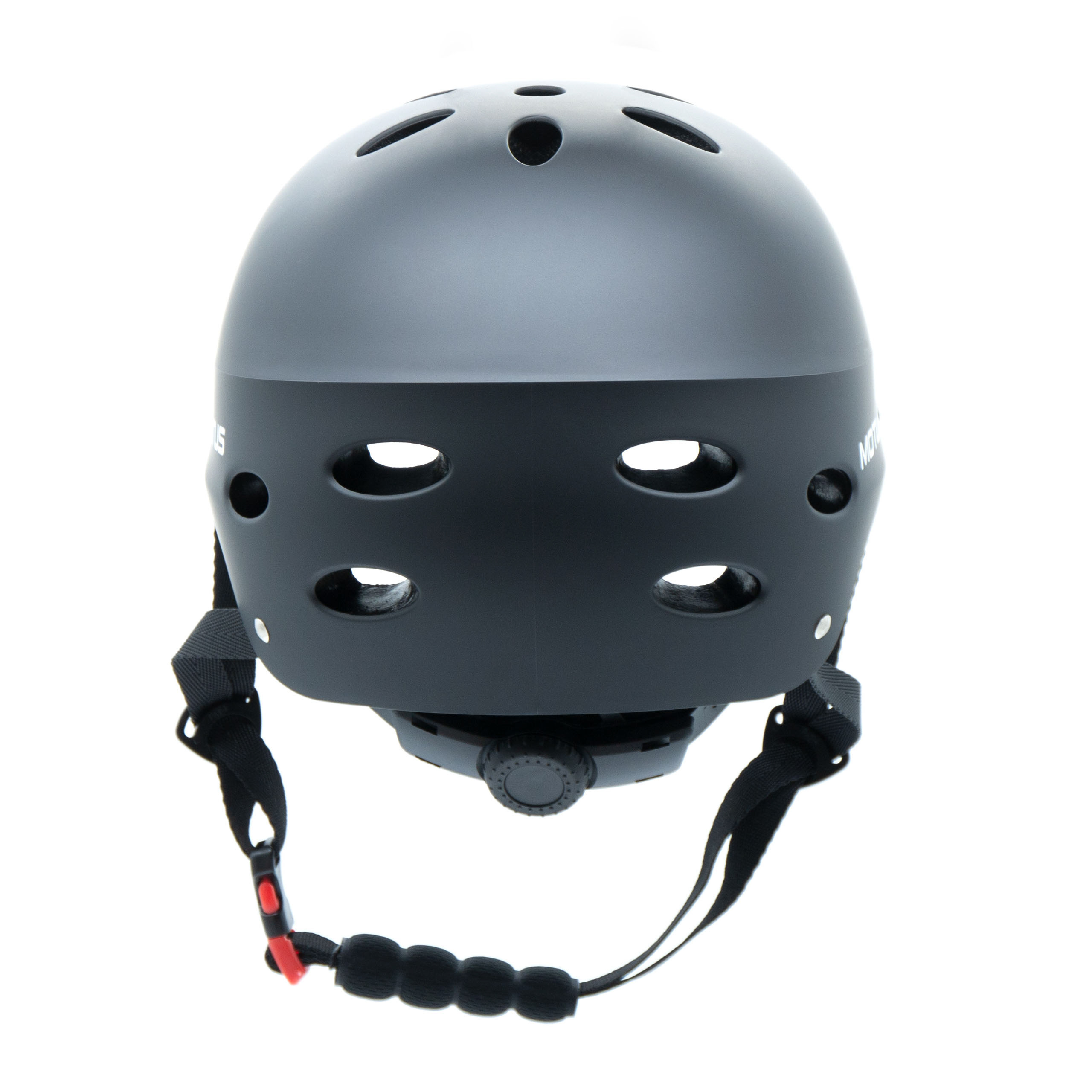 Ein schwarzer Helm mit Belüftungslöchern und Kinnriemen.