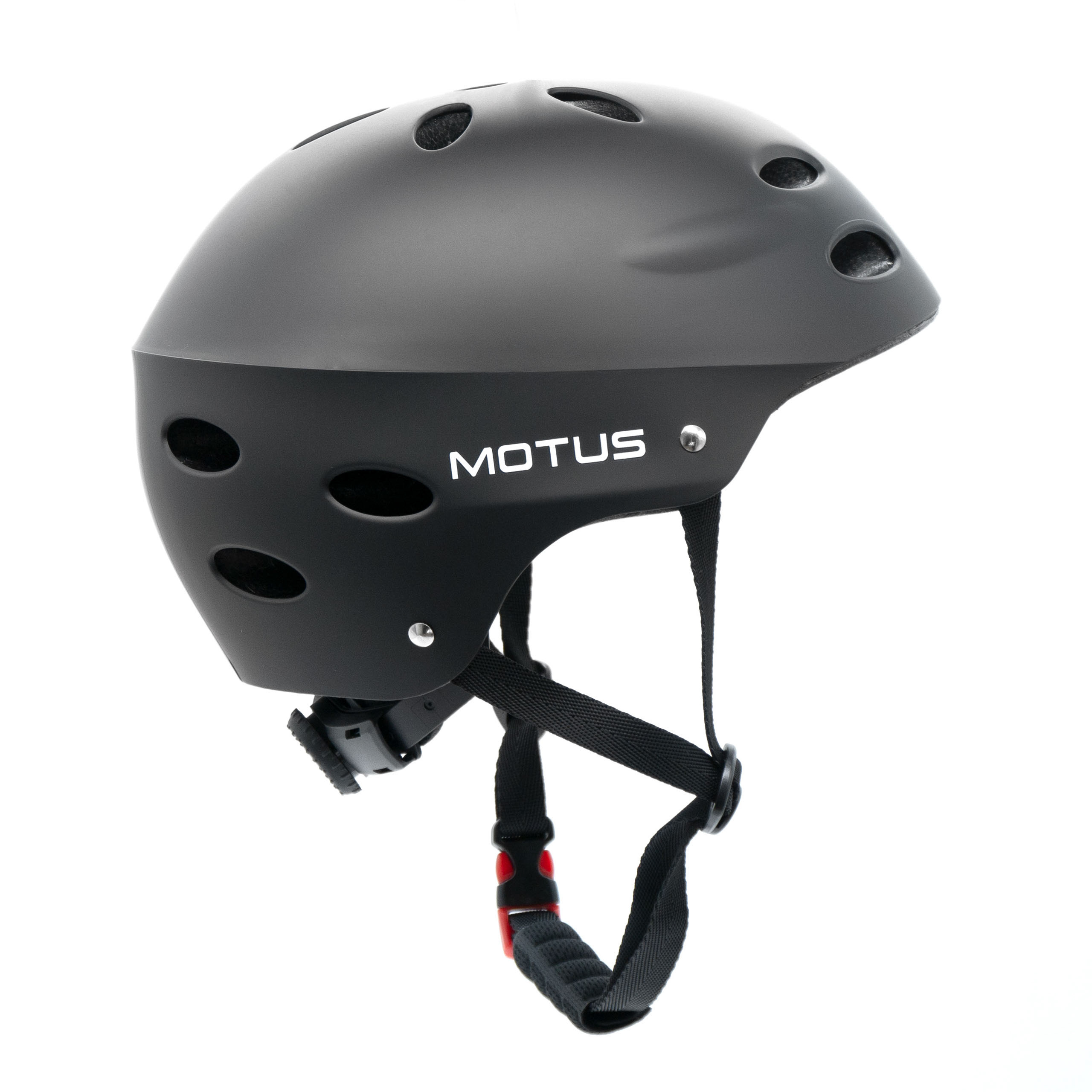 Ein grauer Helm mit Belüftungslöchern und dem MOTUS-Logo.