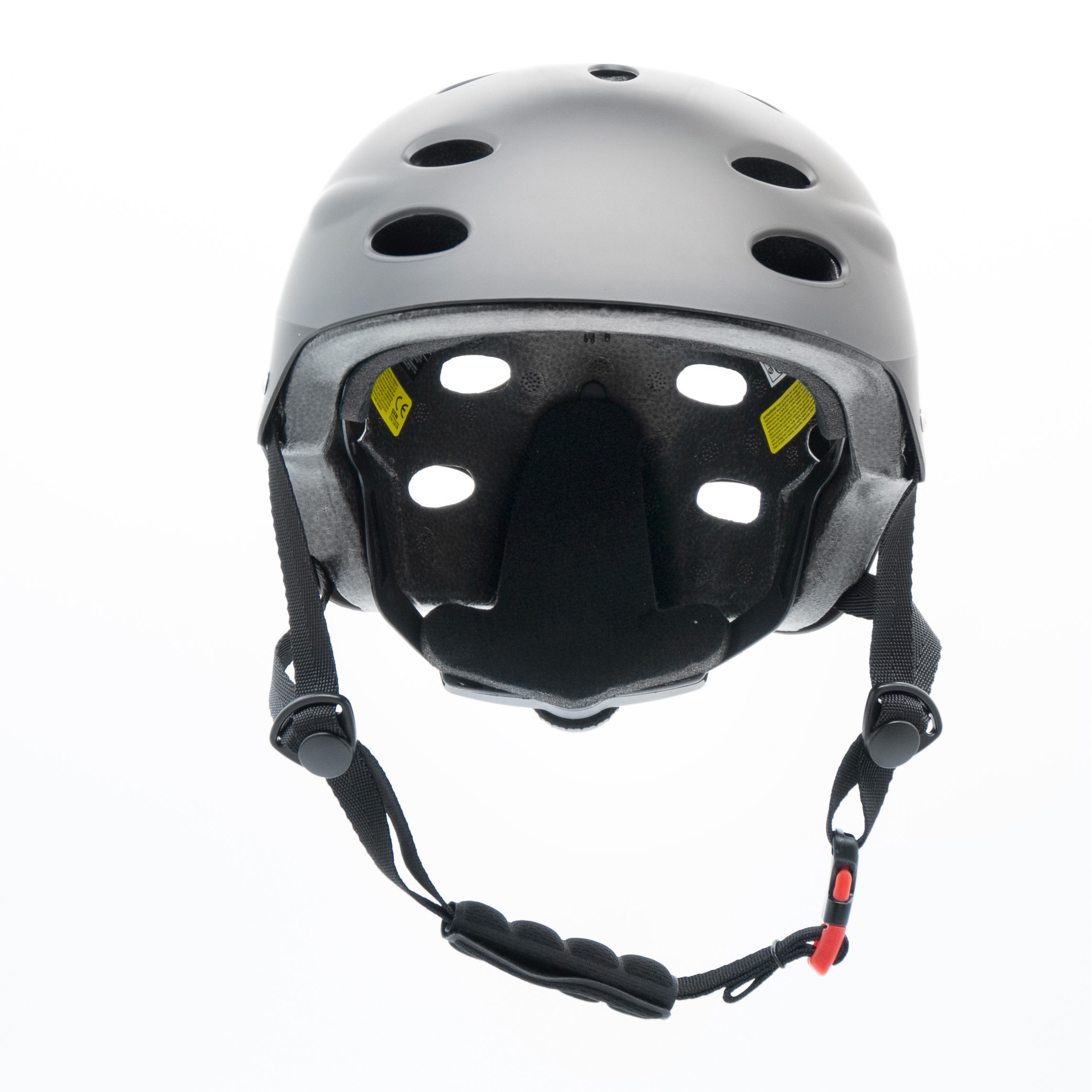 Grauer Helm mit Lüftungsschlitzen und schwarzen Riemen, von innen nach außen gezeigt.