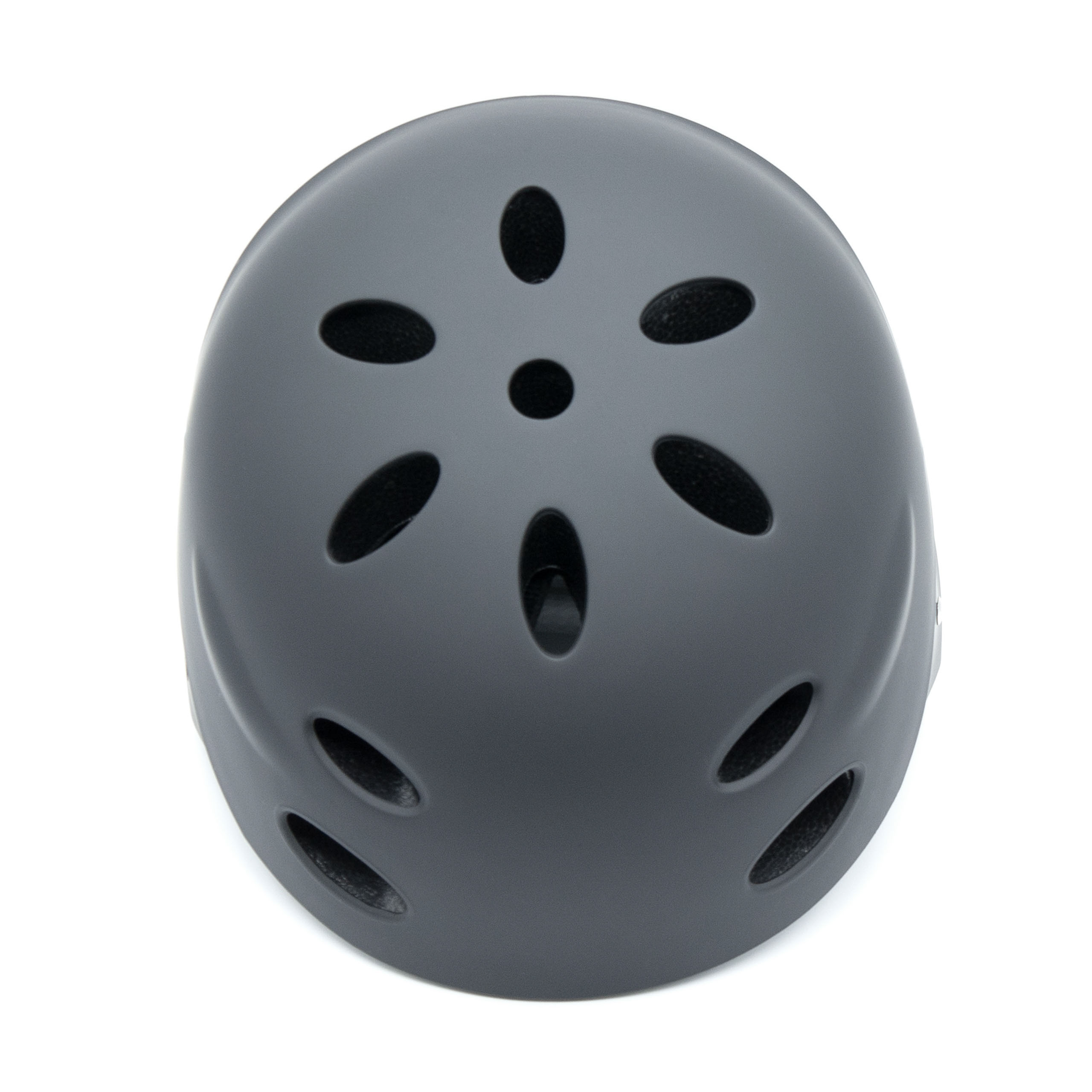 Ein grauer Helm mit Belüftungslöchern auf weißem Hintergrund.