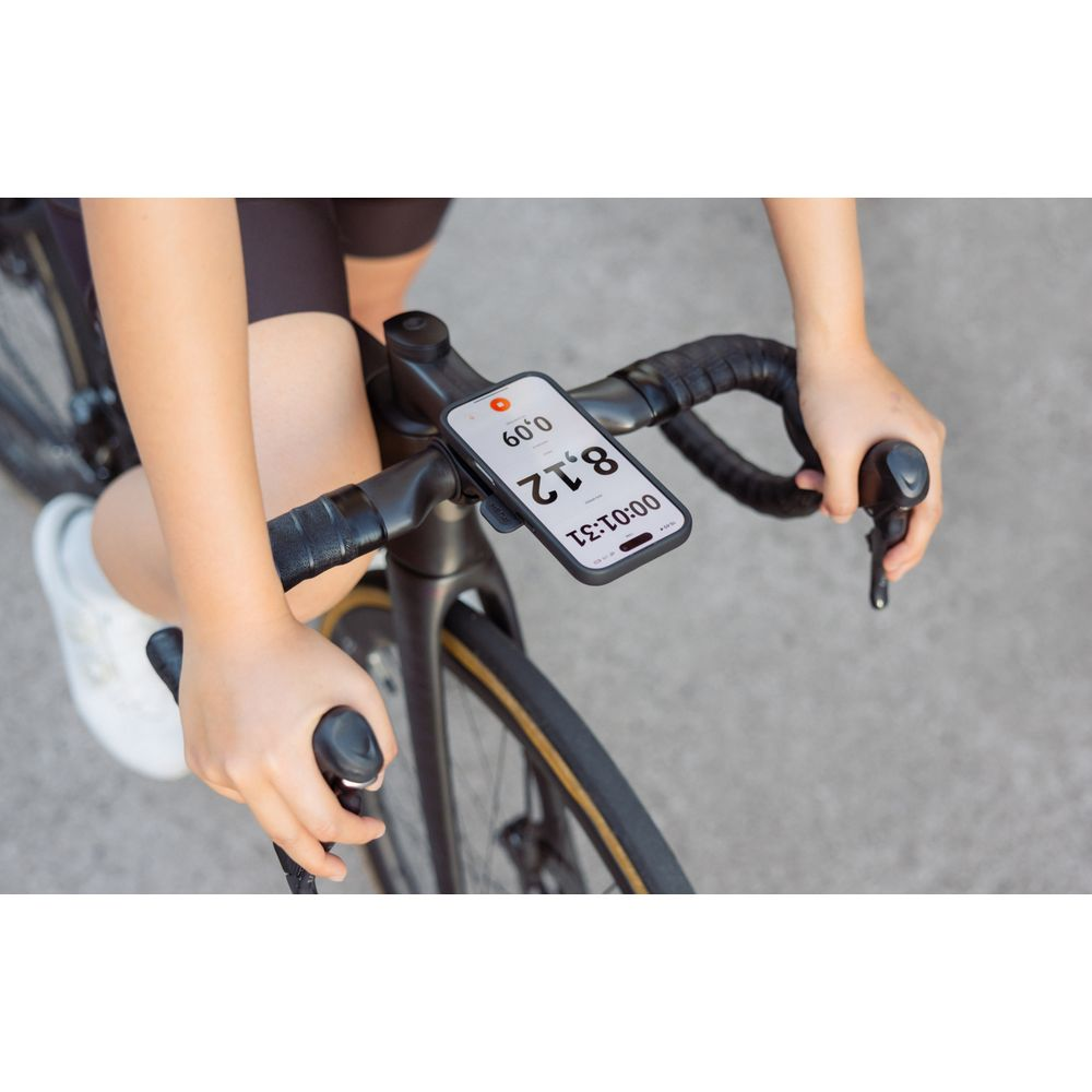 Ein Radfahrer hält den Lenker mit einem Telefon, das 8,12, 0,09 und 00:01:31 anzeigt.
