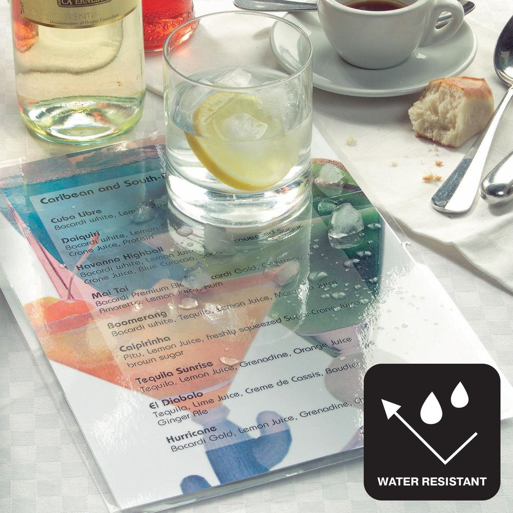 Getränkekarte mit Cocktails, Eiswasser und Brot auf einem Tisch.