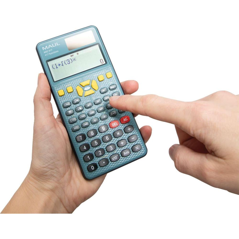 Une main utilise une calculatrice bleue avec des boutons jaunes. L'écran affiche une formule mathématique.