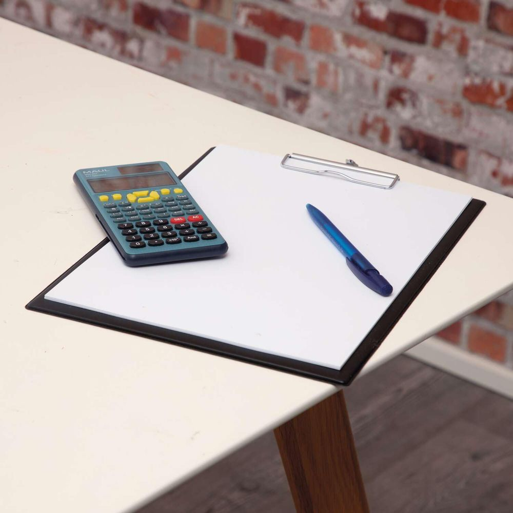 Une calculatrice bleue et un stylo bleu sur un presse-papiers avec du papier blanc.
