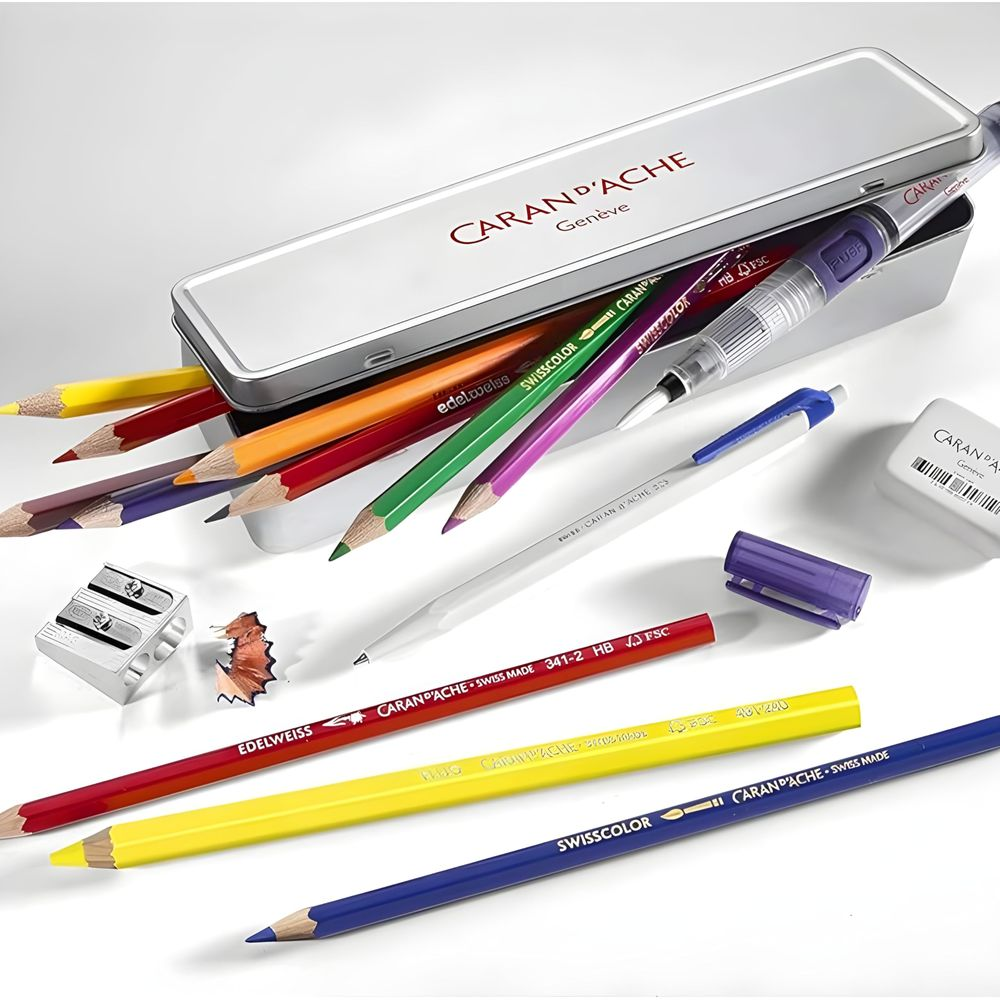 Buntstifte und Schreibwaren von Caran d'Ache in einer Metalldose, Bleistifte, Spitzer, Radiergummi.