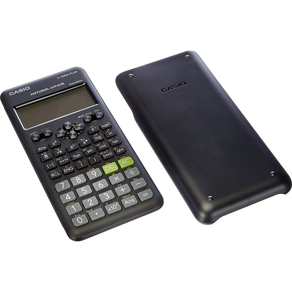 Une calculatrice Casio noire, couvercle retiré, repose sur une surface blanche.