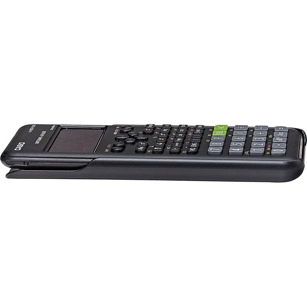Calculatrice noire avec écran et boutons. Posée sur une surface blanche.