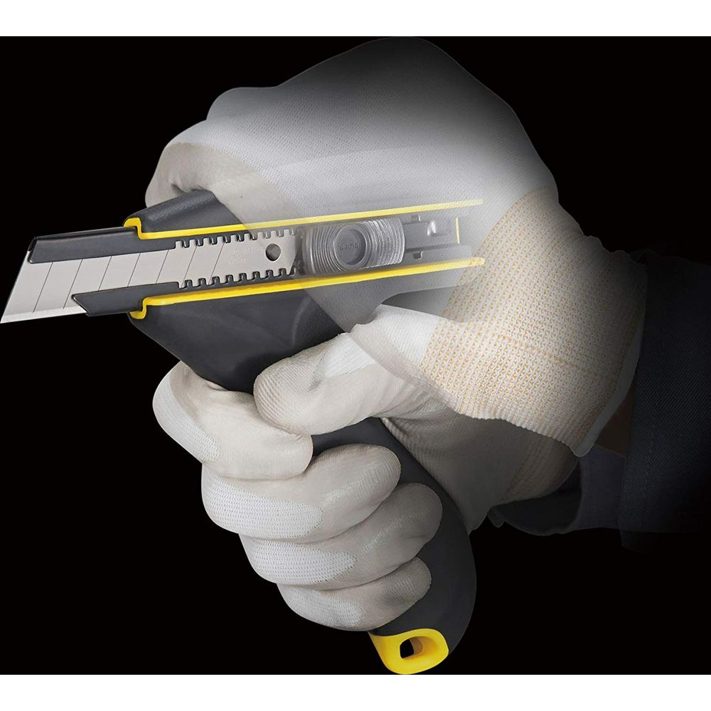 Eine Hand in einem Handschuh hält ein Cuttermesser mit schwarzem Griff und gelben Details.