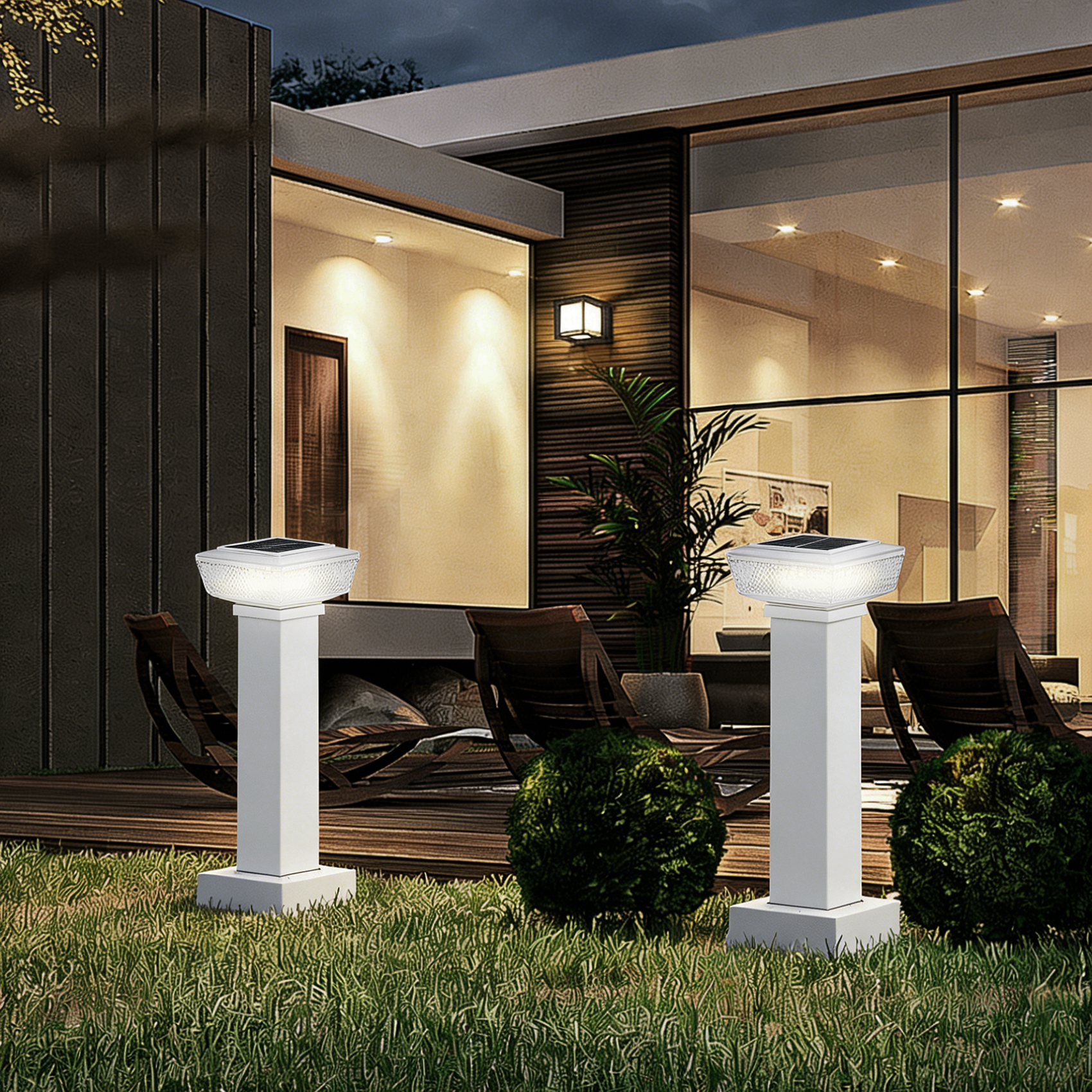 Dos luces solares blancas de poste con tapa de cristal sobre césped frente a una casa.